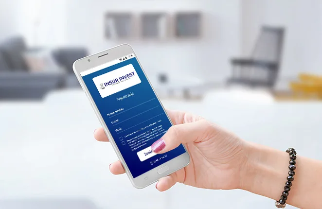 Dłoń trzymająca smartfon z ekranem logowania aplikacji Insur Invest