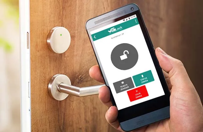 Smartfon z aplikacją VG Lock przy drzwiach z zamkiem elektronicznym