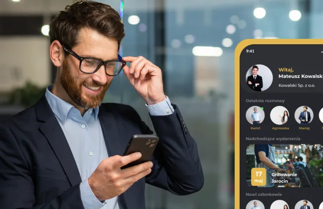 Przedsiębiorca patrzy w smartfon, obok ekran główny aplikacji Jarociński Klub Biznesu